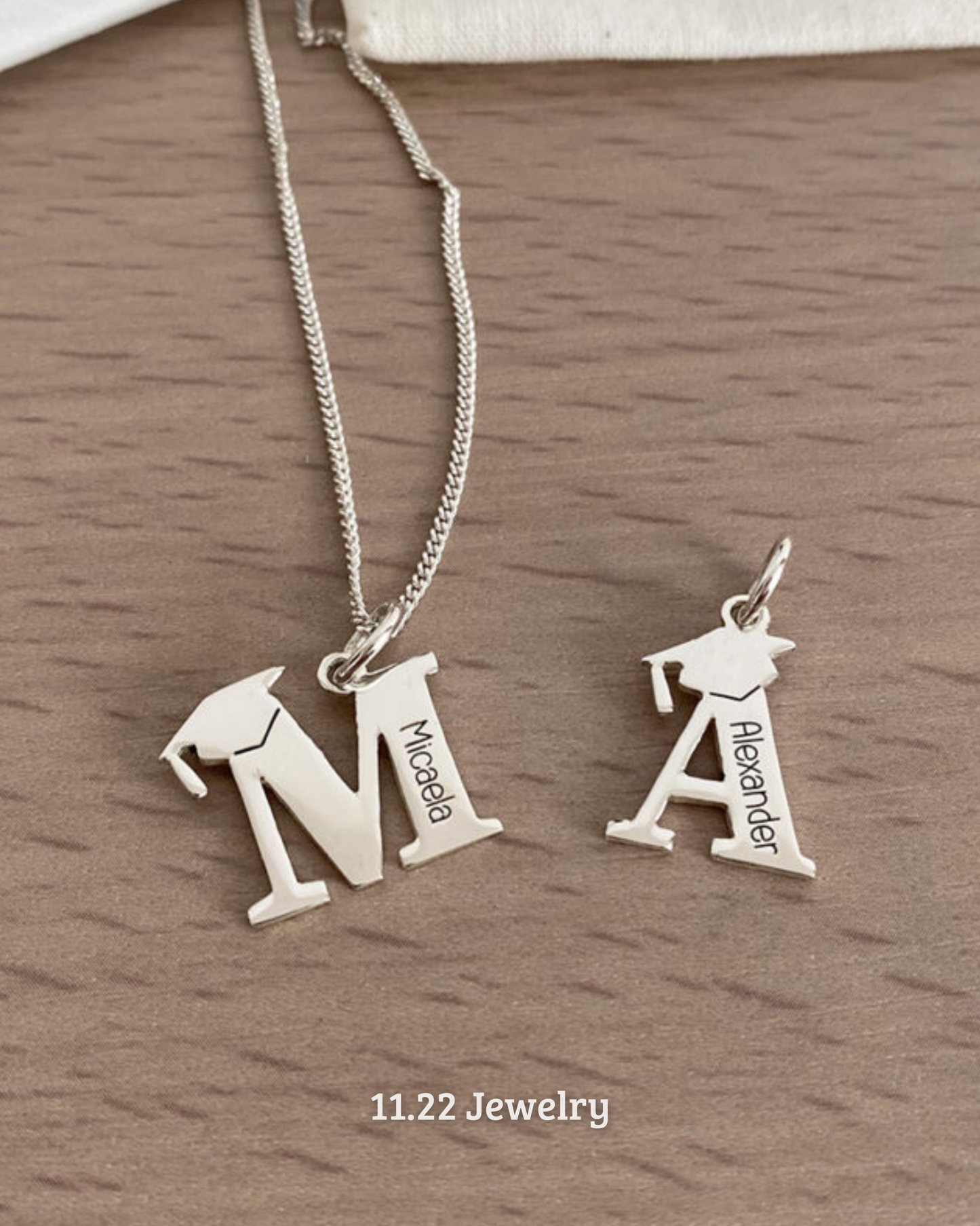COLLAR GRADUACION INICIAL CON BIRRETE