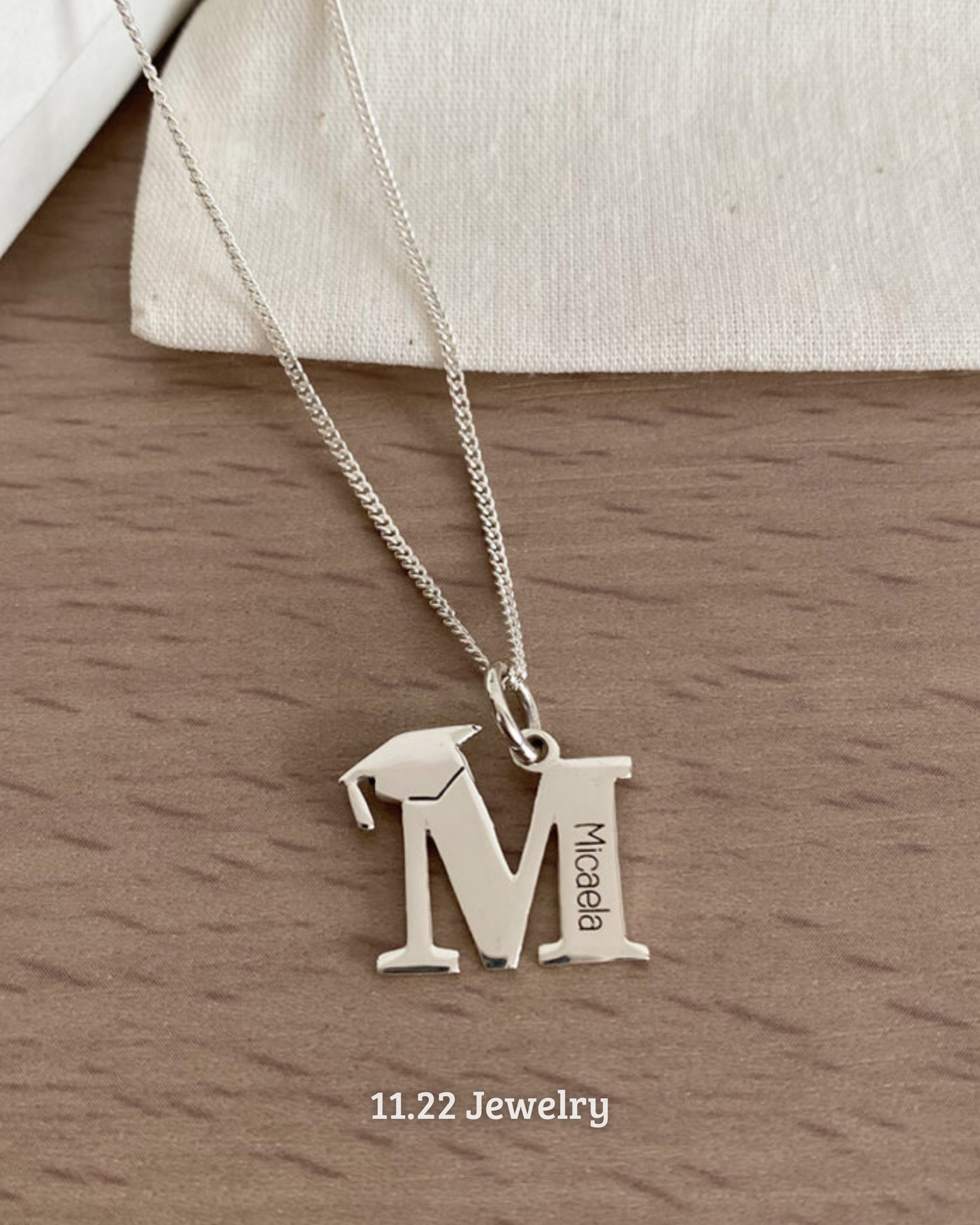 COLLAR GRADUACION INICIAL CON BIRRETE