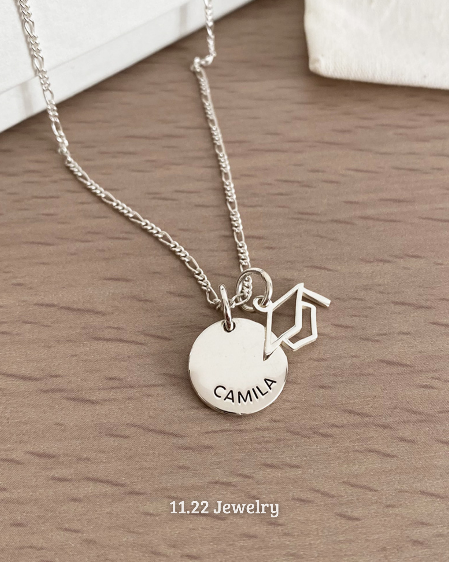 COLLAR GRADUACIÓN PLACA + DIJES BIRRETE O AÑO