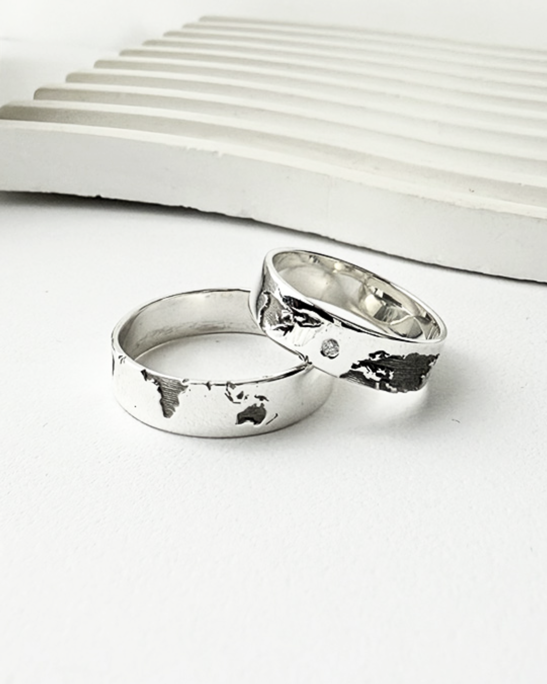 DUO DE ANILLOS MAPA MUNDI Y CIRCON