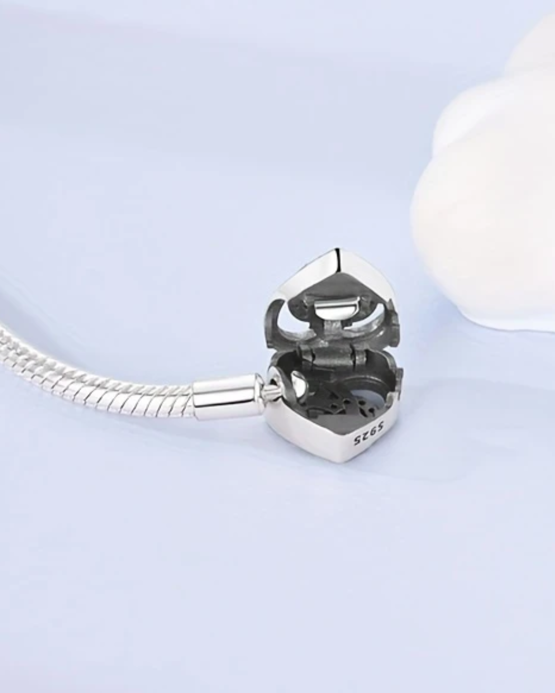 BRAZALETE DISEÑO SEMI RIGIDO CON DIJE CORAZÓN - PRE ORDEN