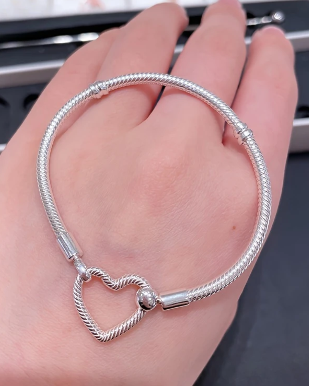 BRAZALETE DISEÑO SEMI RIGIDO CON DIJE CORAZÓN - PRE ORDEN