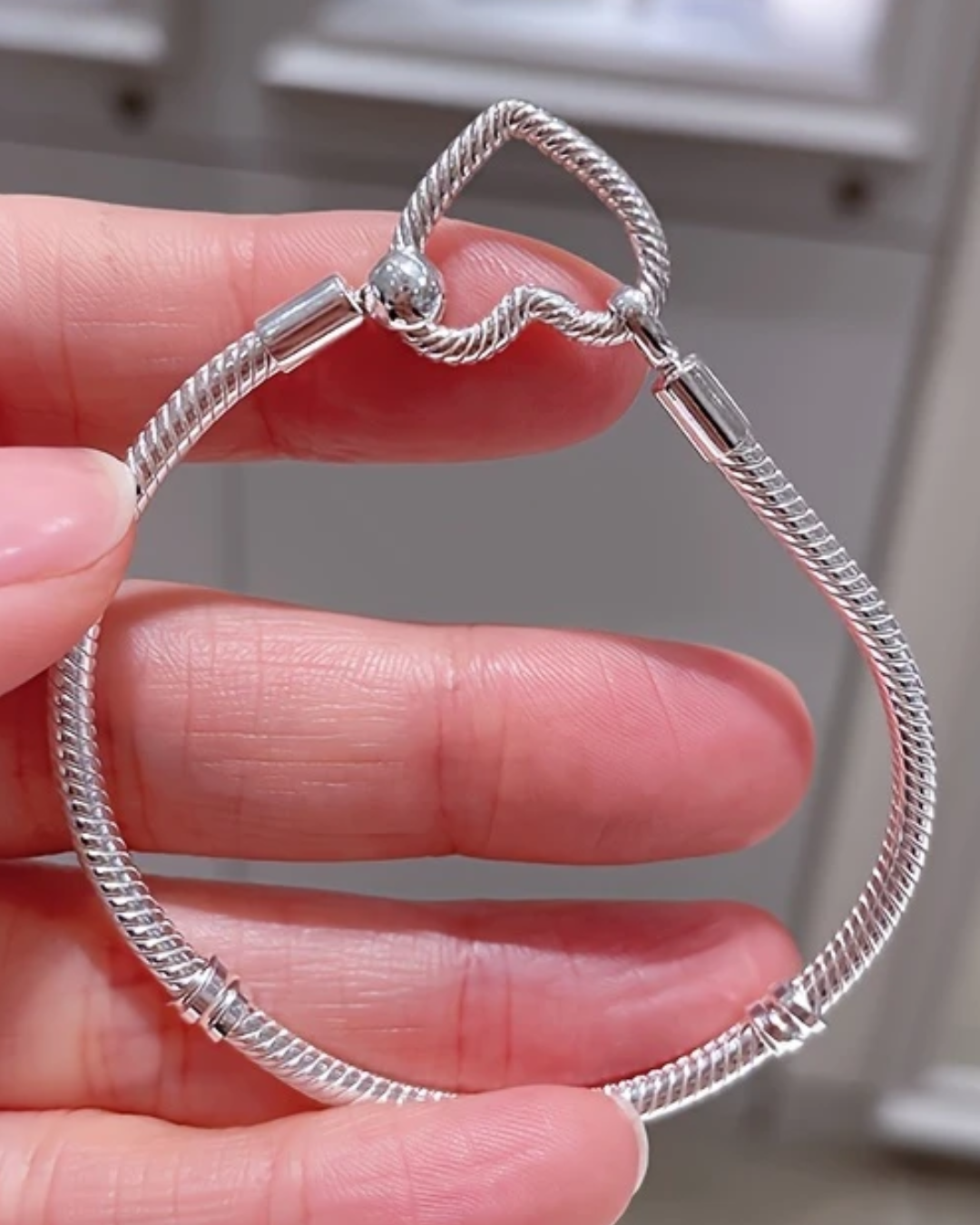 BRAZALETE DISEÑO SEMI RIGIDO CON DIJE CORAZÓN - PRE ORDEN