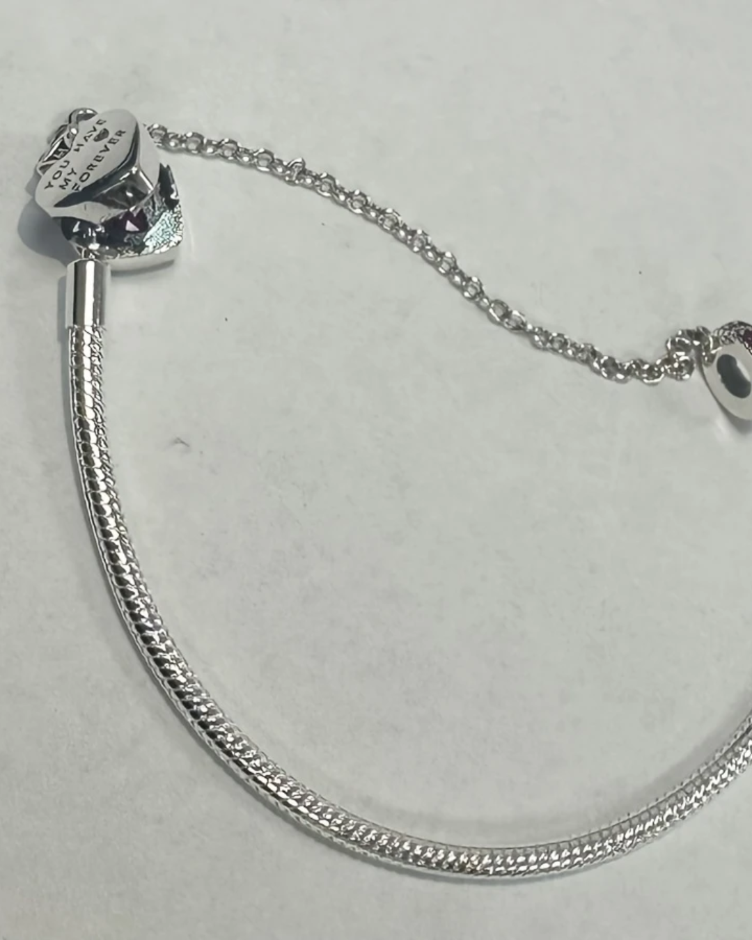 BRAZALETE DISEÑO SEMI RIGIDO CON DIJE CORAZON - PRE ORDEN
