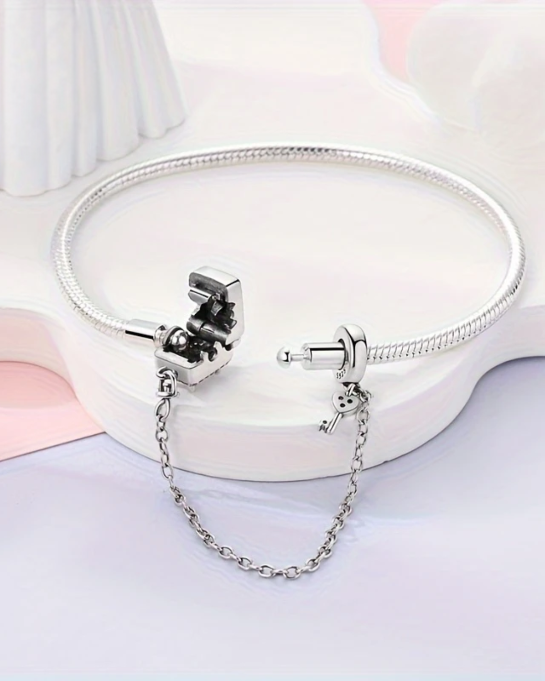BRAZALETE DISEÑO SEMI RIGIDO CON DIJE CANDADO - PRE ORDEN