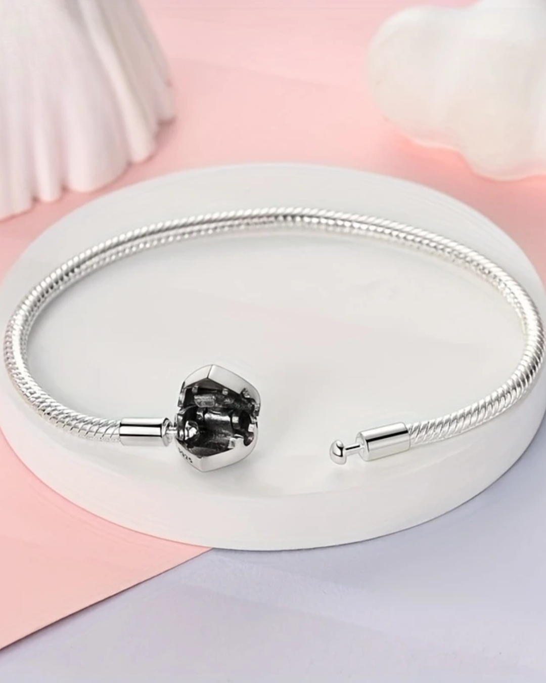 BRAZALETE DISEÑO SEMI RIGIDO CON DIJE CORAZÓN - PRE ORDEN