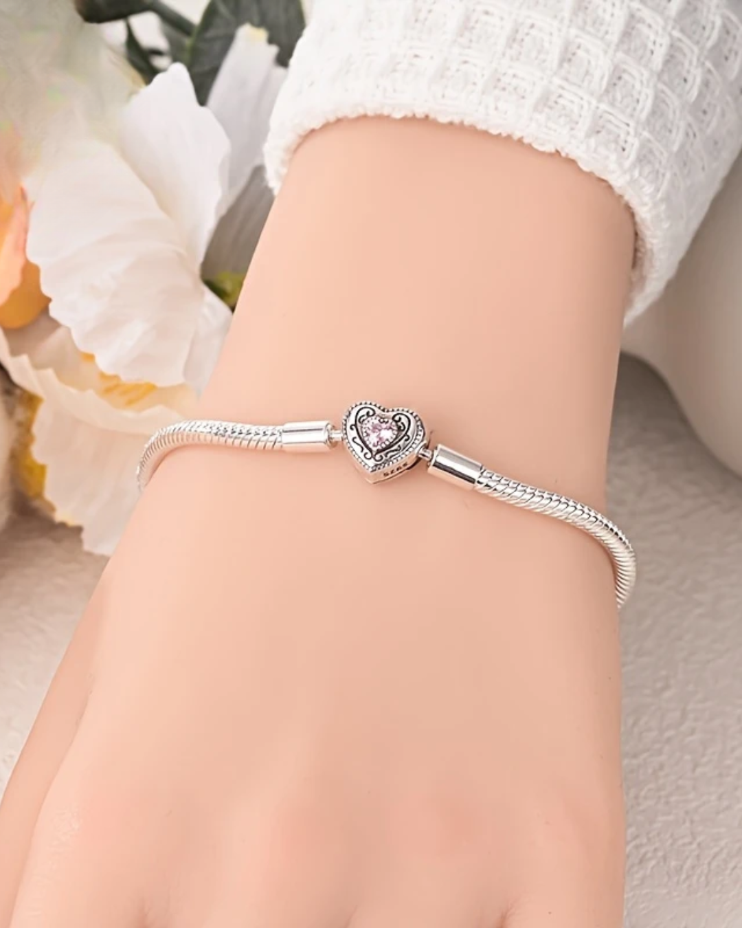 BRAZALETE DISEÑO SEMI RIGIDO CON DIJE CORAZÓN - PRE ORDEN