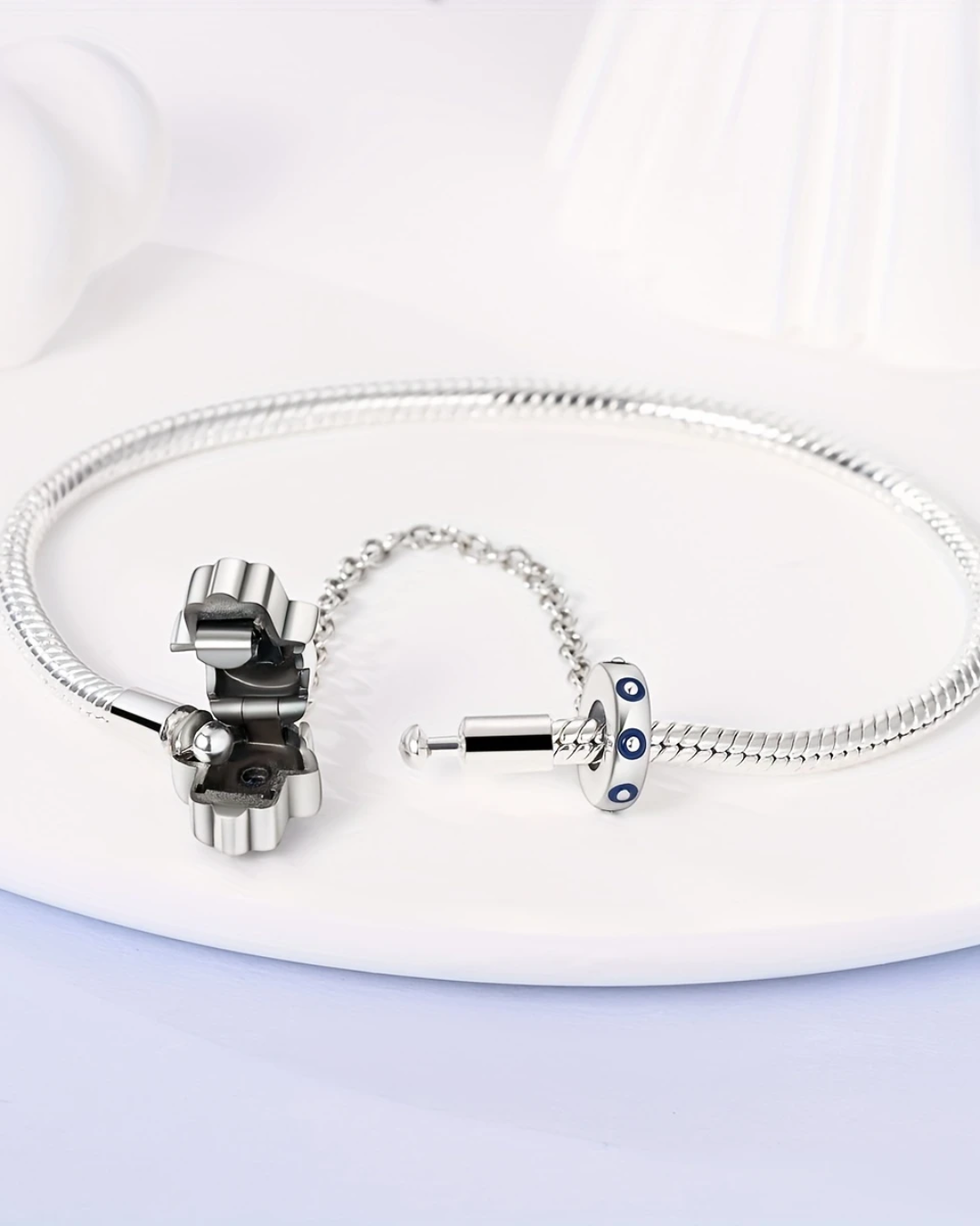 BRAZALETE DISEÑO SEMI RIGIDO CON BROCHE MANO DE HAMSA - PRE ORDEN