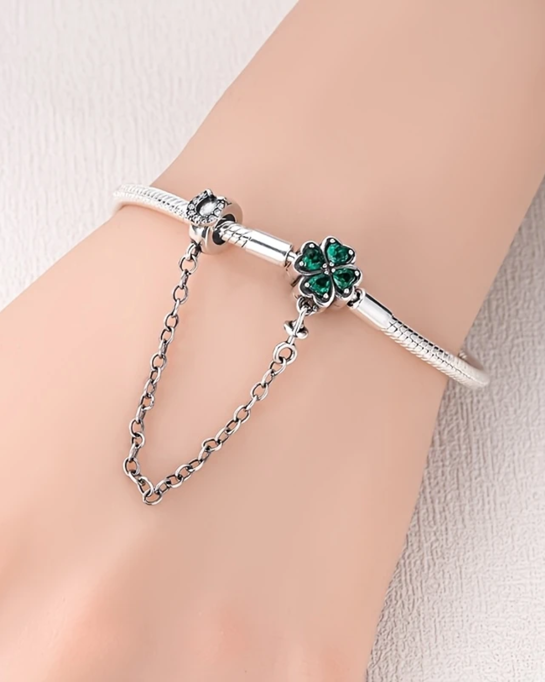 BRAZALETE DISEÑO SEMI RIGIDO CON BROCHE HERRADURA Y TREBOL - PRE ORDEN