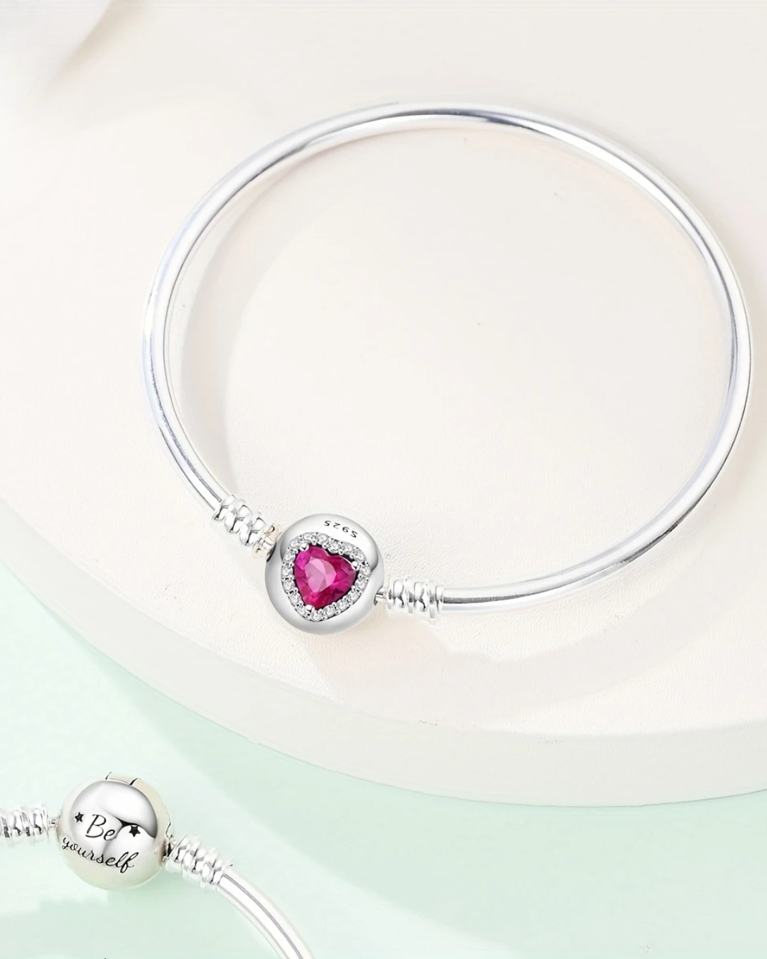 BRAZALETE DISEÑO RIGIDO CON BROCHE DE CIRCON CORAZÓN - PRE ORDEN