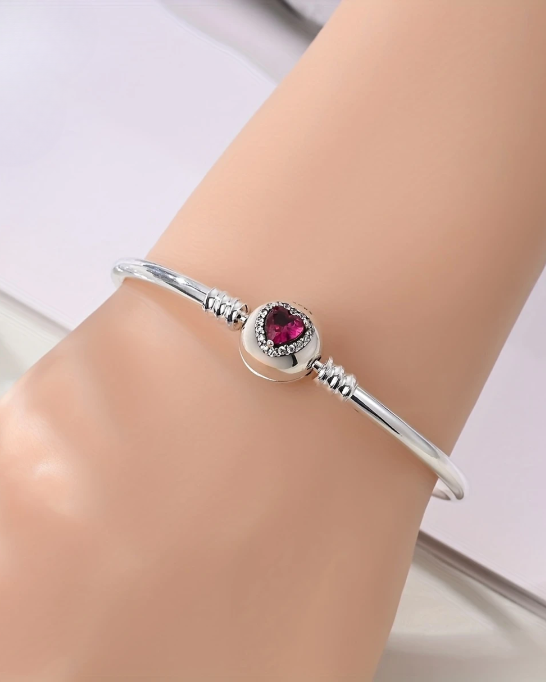 BRAZALETE DISEÑO RIGIDO CON BROCHE DE CIRCON CORAZÓN - PRE ORDEN