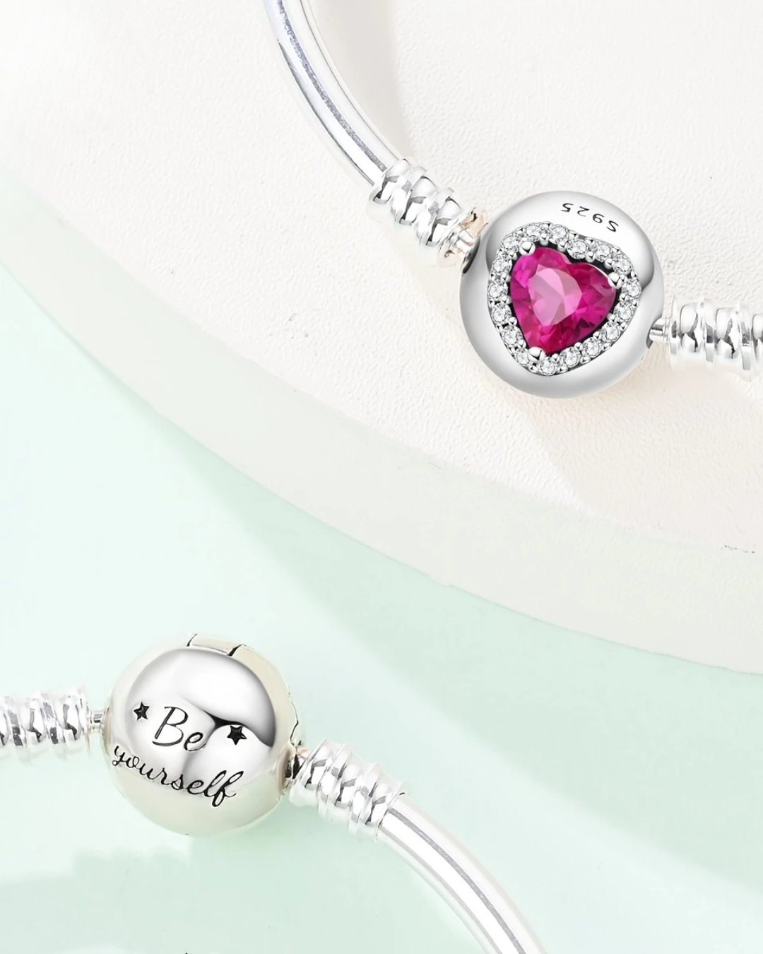 BRAZALETE DISEÑO RIGIDO CON BROCHE DE CIRCON CORAZÓN - PRE ORDEN