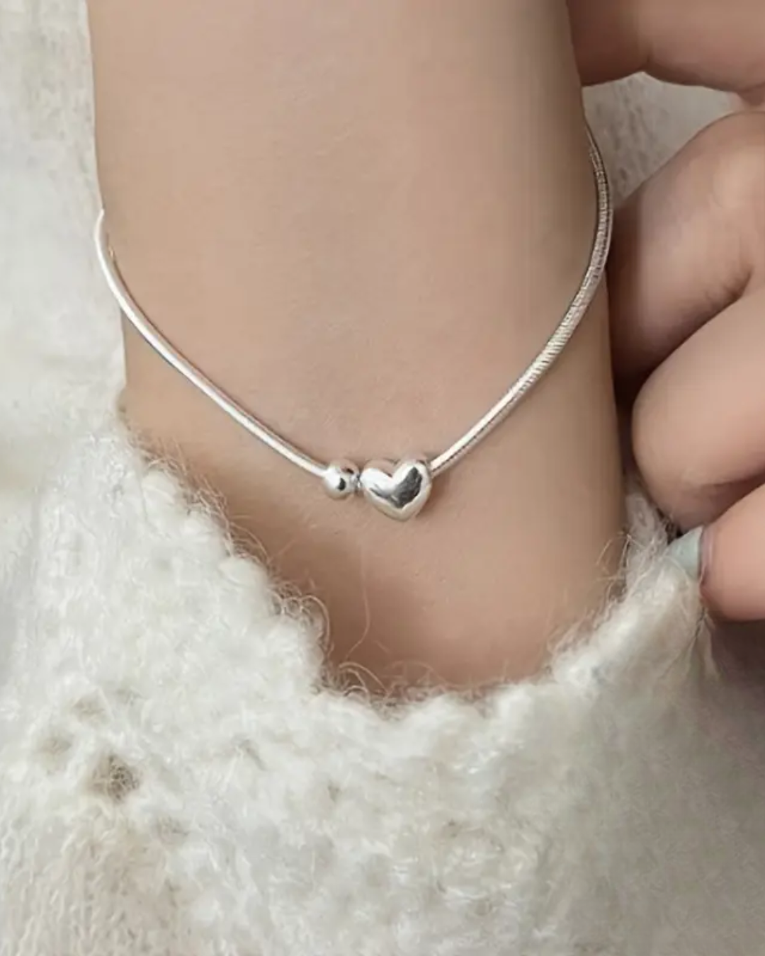 BRAZALETE DISEÑO SEMI RIGIDO CON DIJE CORAZÓN Y BALIN - PRE ORDEN