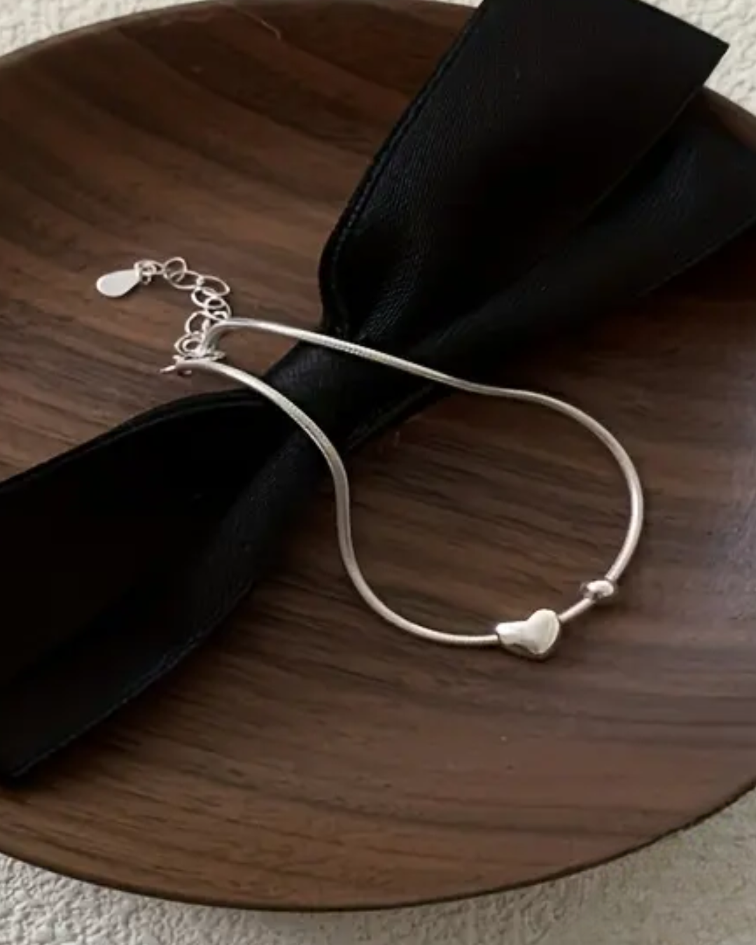 BRAZALETE DISEÑO SEMI RIGIDO CON DIJE CORAZÓN Y BALIN - PRE ORDEN