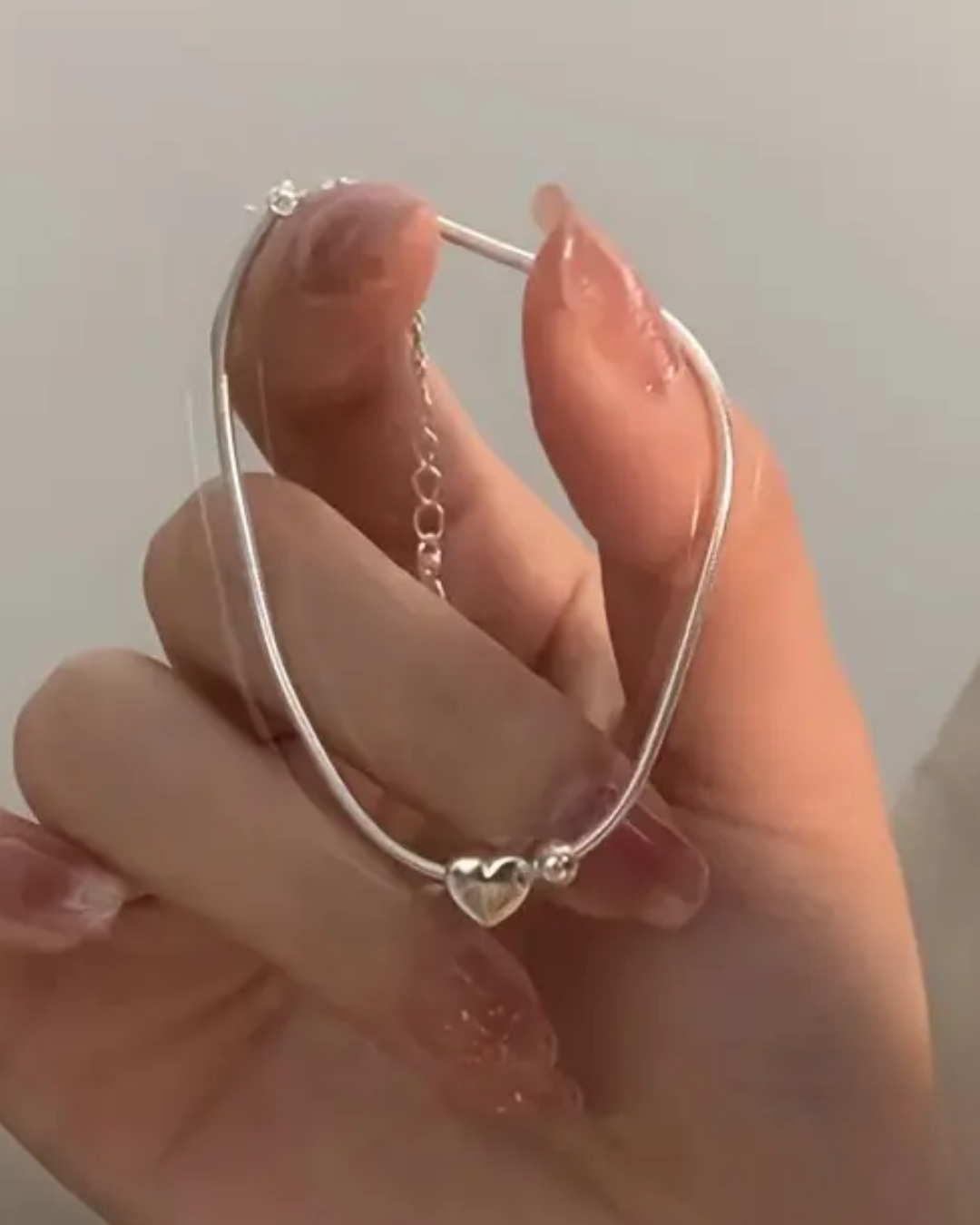 BRAZALETE DISEÑO SEMI RIGIDO CON DIJE CORAZÓN Y BALIN - PRE ORDEN