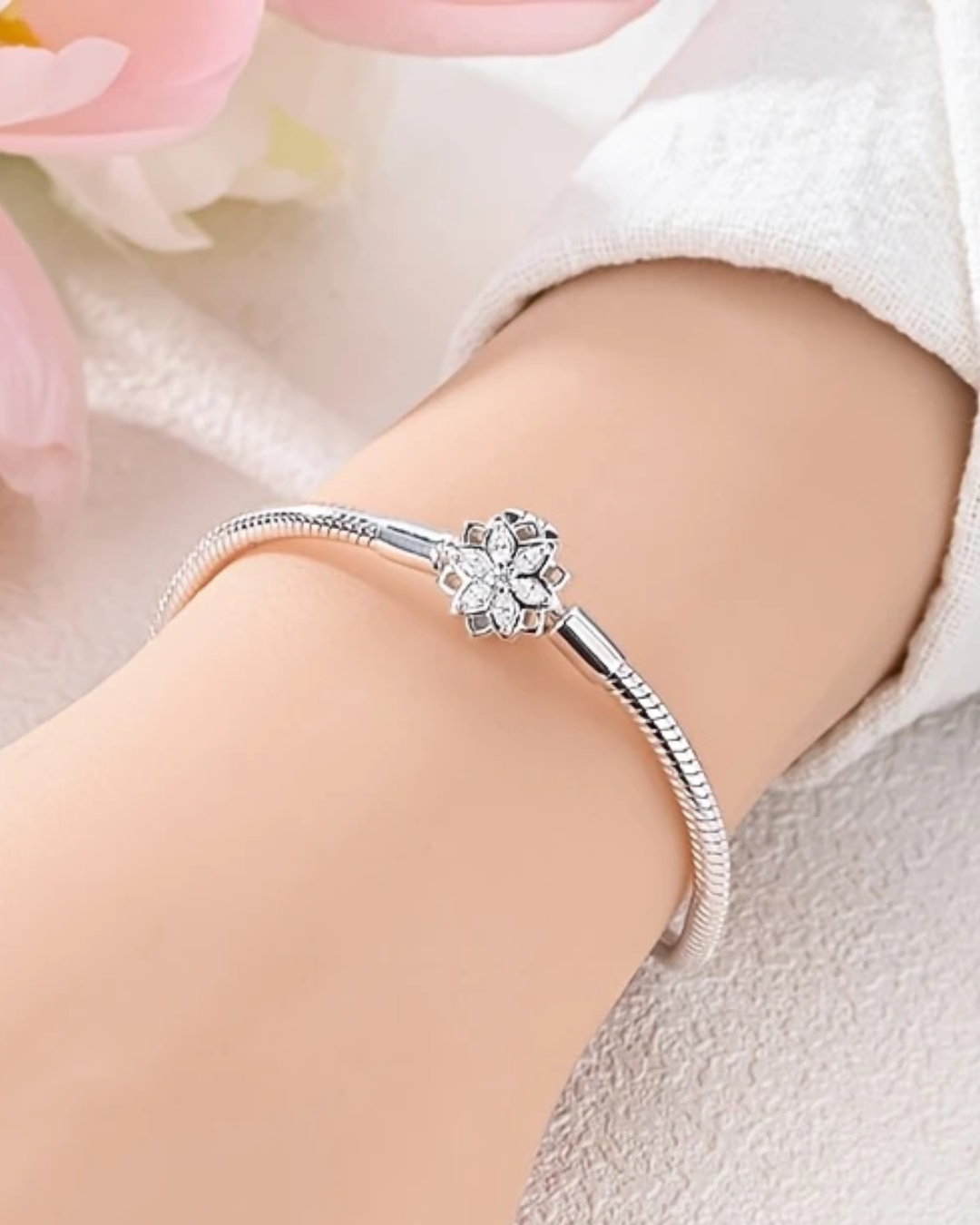 BRAZALETE DISEÑO SEMI RIGIDO CON BROCHE FLOR - PRE ORDEN