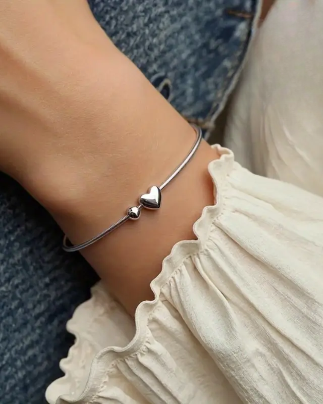 BRAZALETE DISEÑO SEMI RIGIDO CON DIJE CORAZÓN Y BALIN - PRE ORDEN