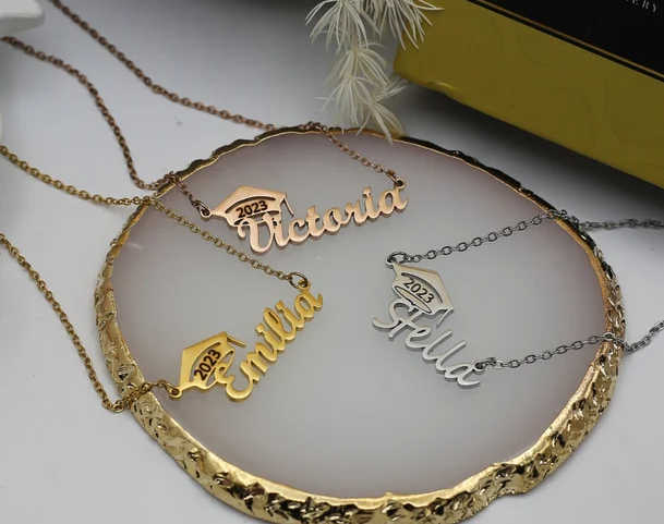COLLAR NOMBRE + BIRRETE + TEXTO GRABADO