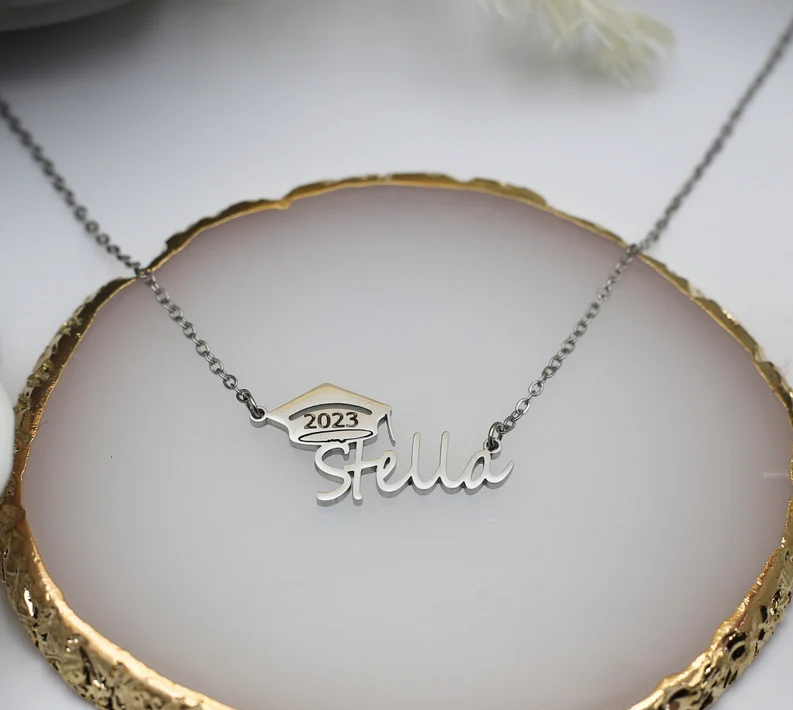 COLLAR NOMBRE + BIRRETE + TEXTO GRABADO