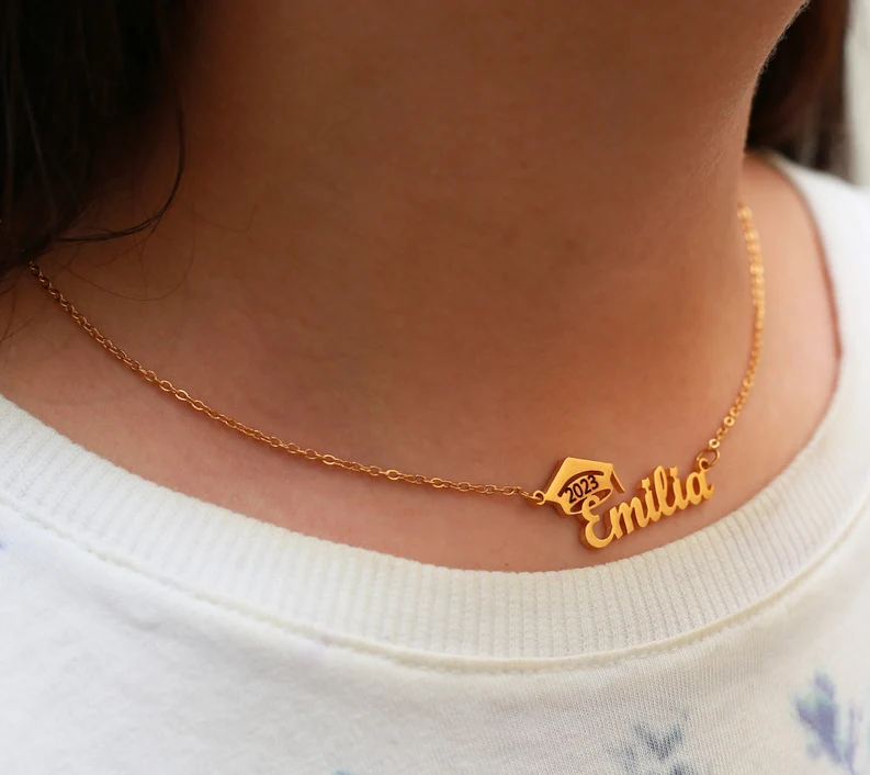 COLLAR NOMBRE + BIRRETE + TEXTO GRABADO