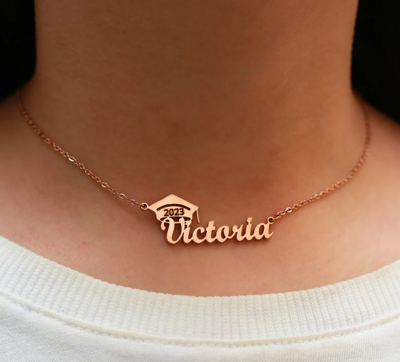 COLLAR NOMBRE + BIRRETE + TEXTO GRABADO