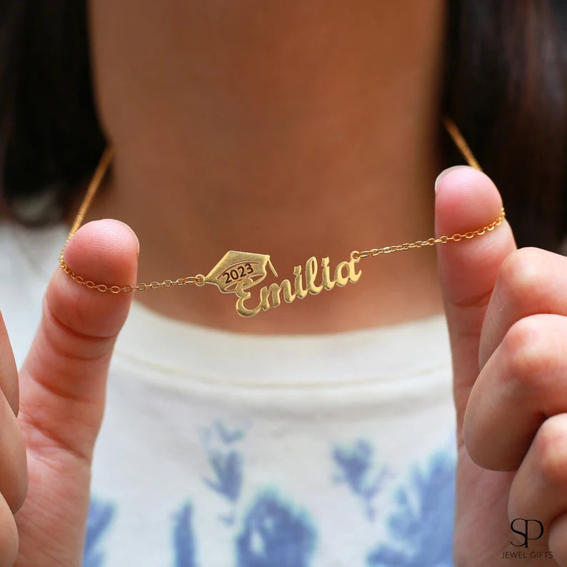 COLLAR NOMBRE + BIRRETE + TEXTO GRABADO