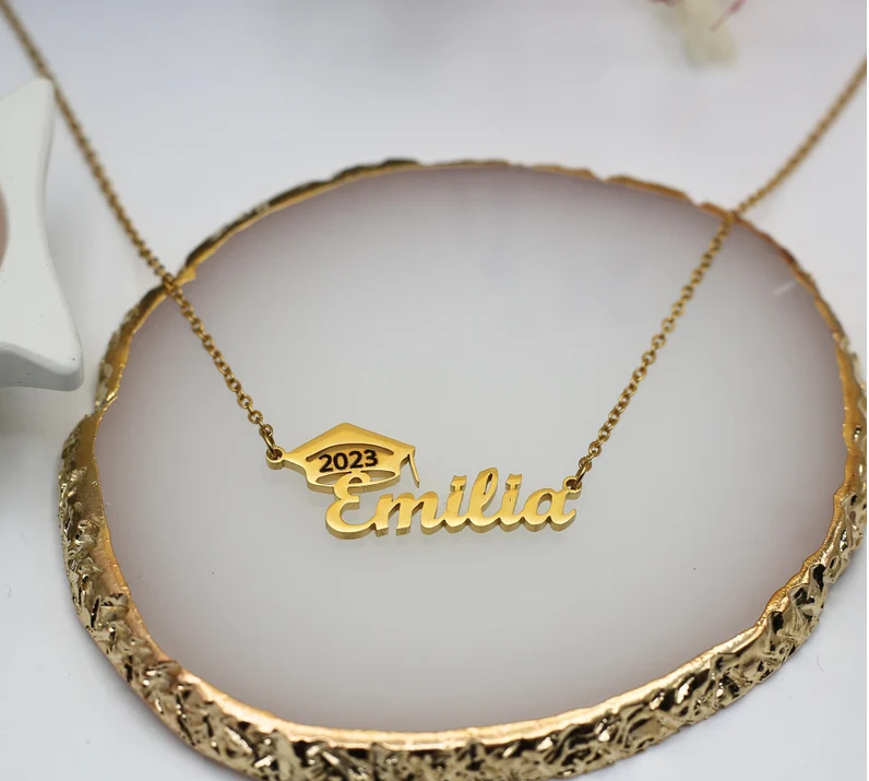 COLLAR NOMBRE + BIRRETE + TEXTO GRABADO
