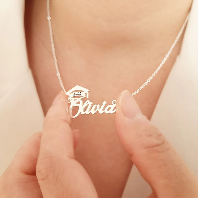 COLLAR NOMBRE + BIRRETE + TEXTO GRABADO