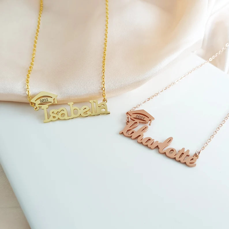 COLLAR NOMBRE + BIRRETE + TEXTO GRABADO