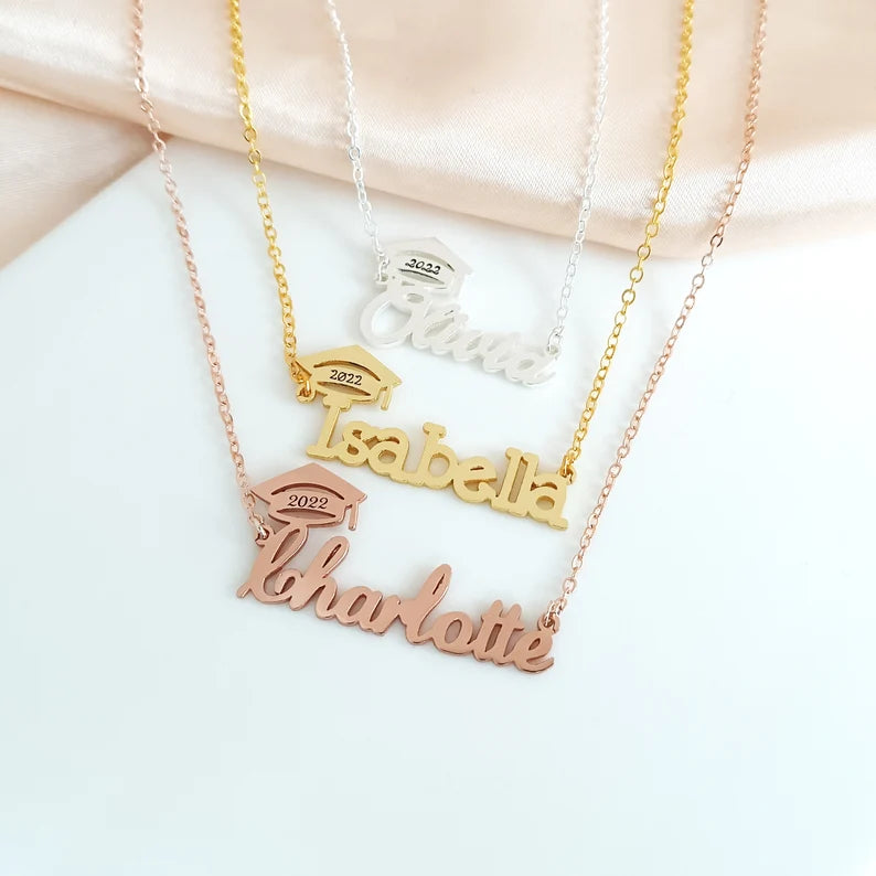 COLLAR NOMBRE + BIRRETE + TEXTO GRABADO