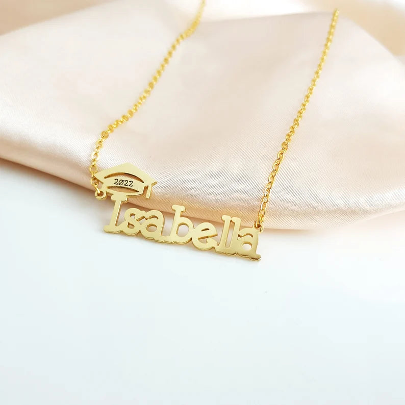 COLLAR NOMBRE + BIRRETE + TEXTO GRABADO