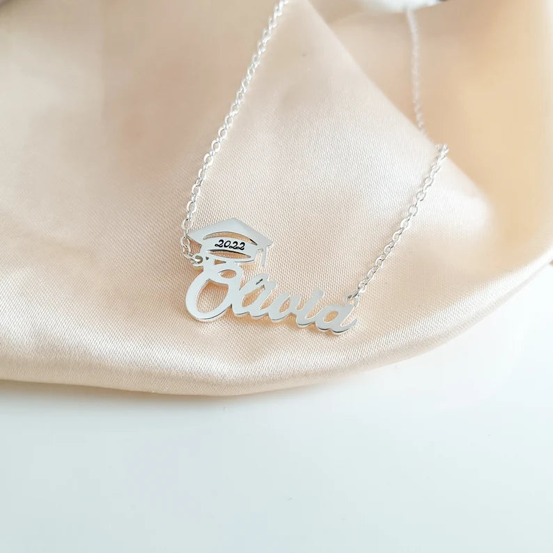 COLLAR NOMBRE + BIRRETE + TEXTO GRABADO