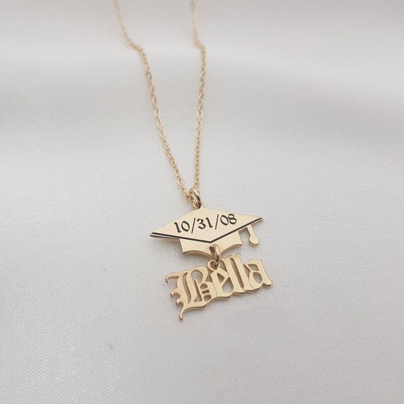 COLLAR NOMBRE COLGANTE + BIRRETE + TEXTO GRABADO
