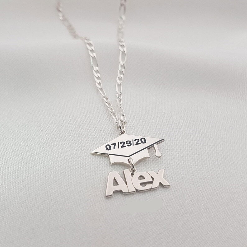 COLLAR NOMBRE COLGANTE + BIRRETE + TEXTO GRABADO