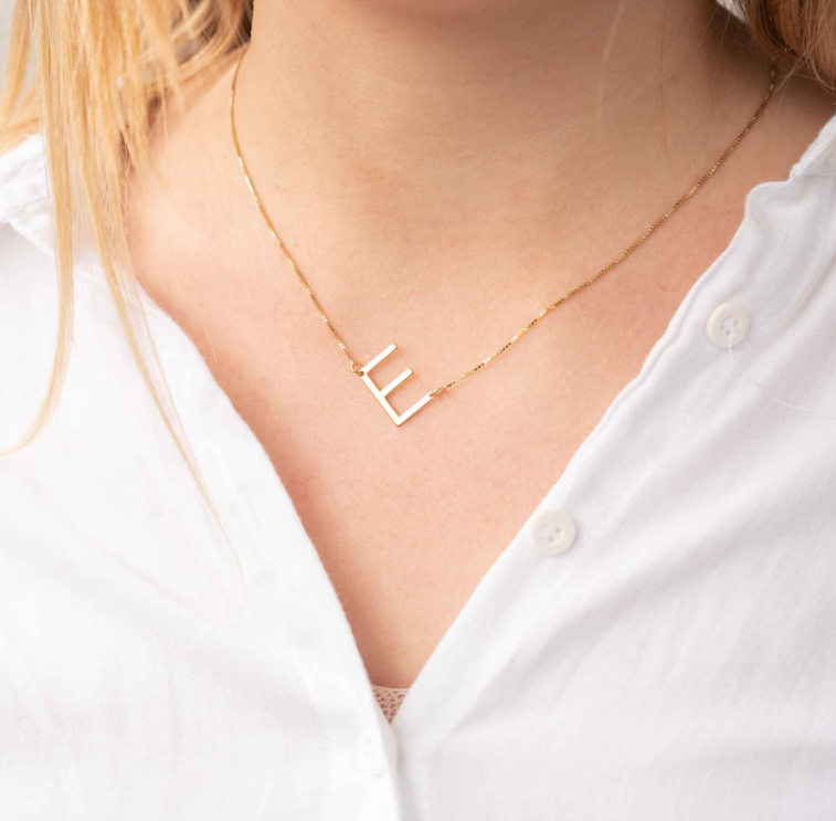 Collar mini inicial femenina
