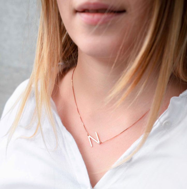 Collar mini inicial femenina