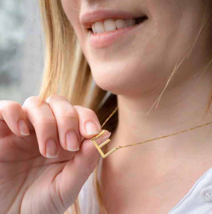 Collar mini inicial femenina
