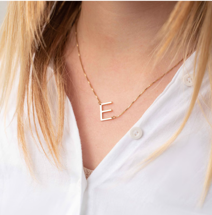 Collar mini inicial femenina