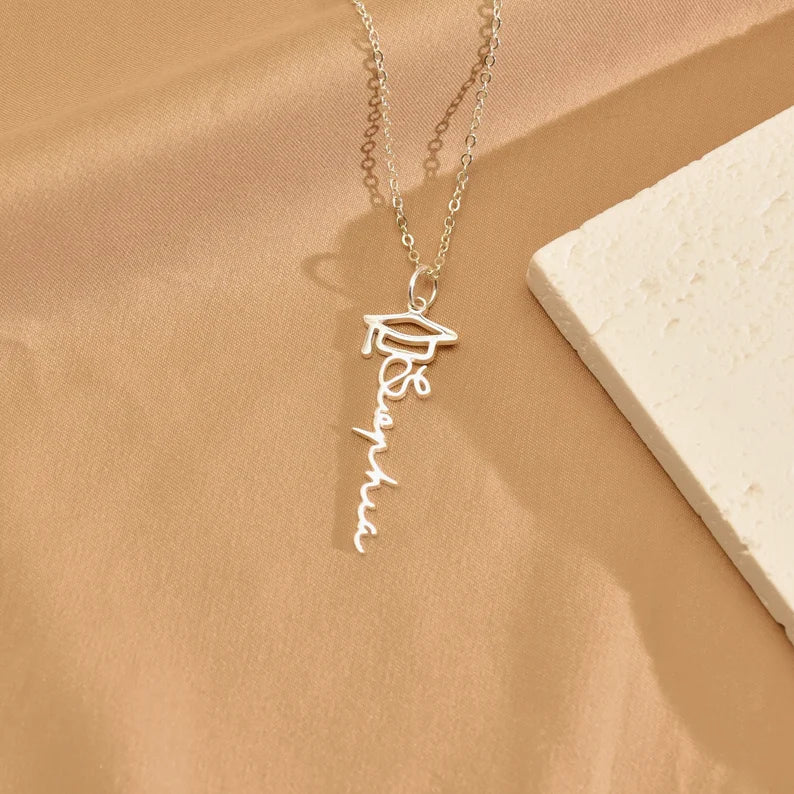 COLLAR NOMBRE VERTICAL + BIRRETE