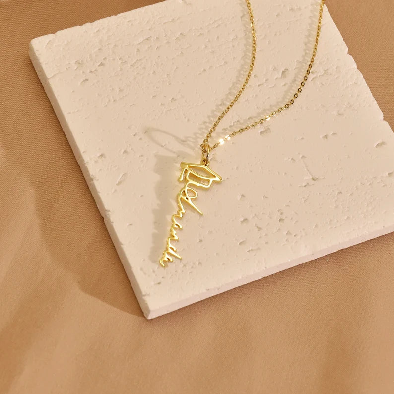 COLLAR NOMBRE VERTICAL + BIRRETE