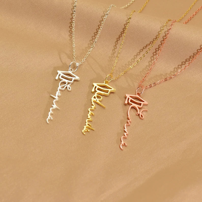 COLLAR NOMBRE VERTICAL + BIRRETE