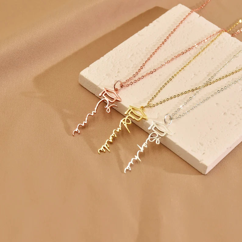 COLLAR NOMBRE VERTICAL + BIRRETE
