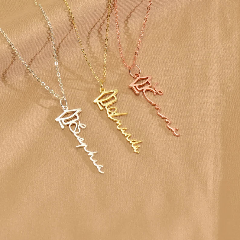 COLLAR NOMBRE VERTICAL + BIRRETE