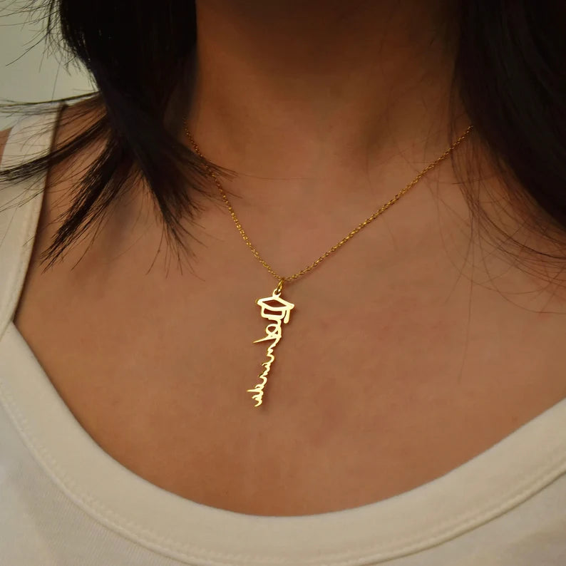 COLLAR NOMBRE VERTICAL + BIRRETE