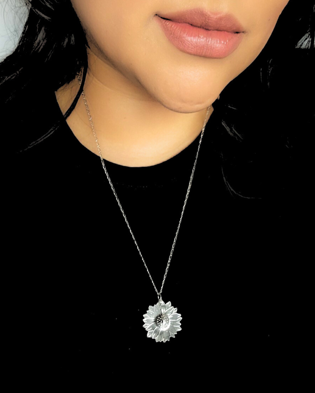 COLLAR GIRASOL RELICARIO