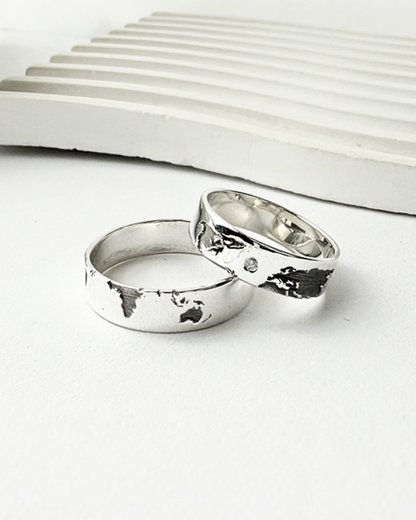 DUO DE ANILLOS MAPA MUNDI Y CIRCON