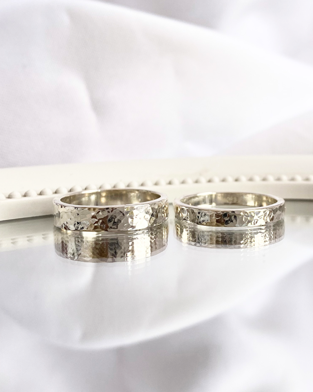 DUO DE ANILLOS TEXTURA MARTILLADA