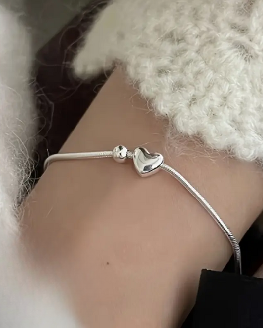 BRAZALETE DISEÑO SEMI RIGIDO CON DIJE CORAZÓN Y BALIN - PRE ORDEN