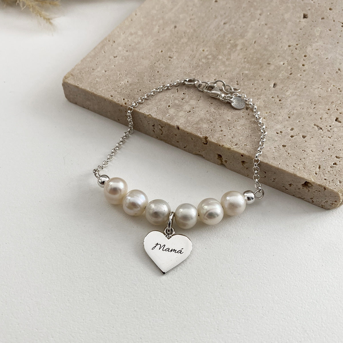 Pulsera perlas x 6 + dije corazón