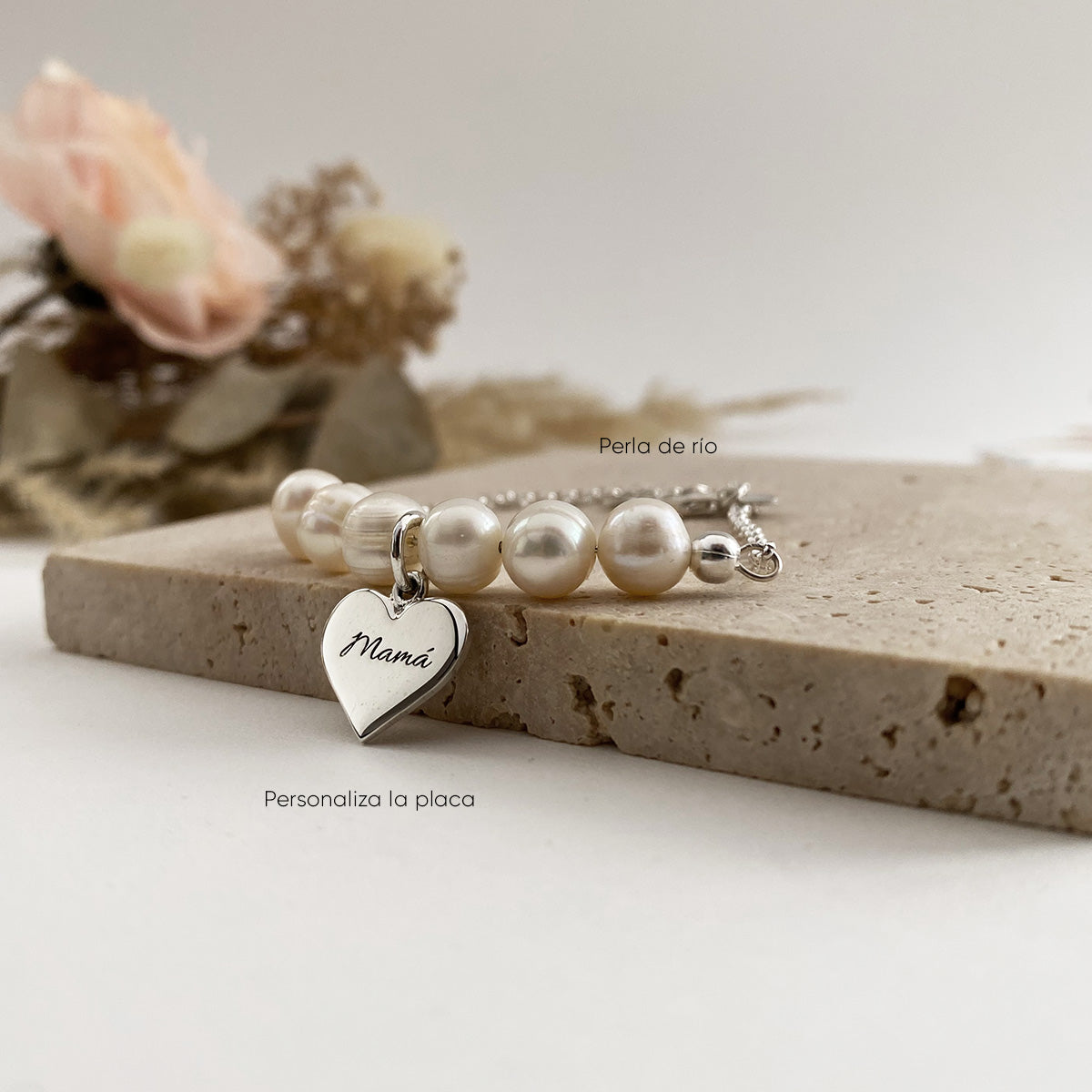 Pulsera perlas x 6 + dije corazón